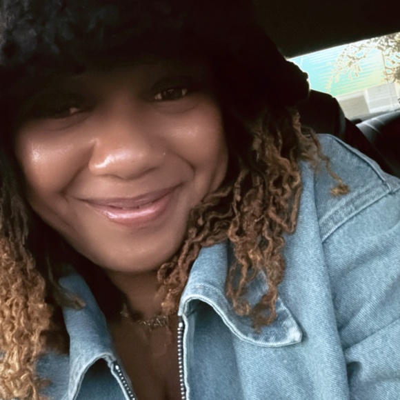 Meet your Posher, Nicole - Picture 2 of 12